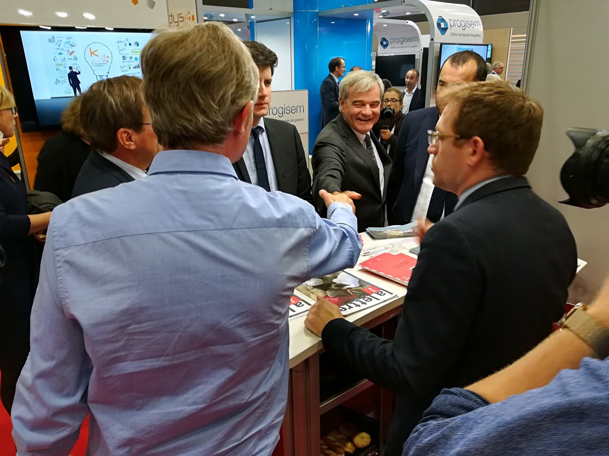 L'<a href="/Inrap/">Inrap</a>, partenaire de l'#aménagement du #territoire est présent au <a href="/SalonEpl/">Salon des Epl</a> à #Strasbourg. Échange autour de l'activité archéologique en #GrandEst avec le Ministre en charge de la #ville et du #logement, le député 3e circonscription #Moselle et le président de la <a href="/FedEpl/">Fédération des élus des Ent. publiques locales</a>