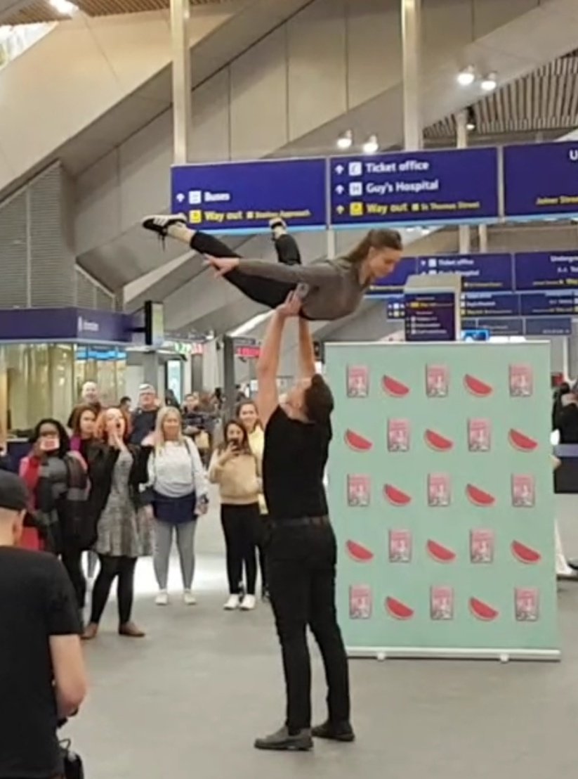 IsobelCreates's tweet photo. Dancers in London Bridge Station this lunchtime, plus free signed books! #ICarriedAWatermelon #LondonBridgeLift 💃🍉 https://t.co/NhP5lG2Tk2