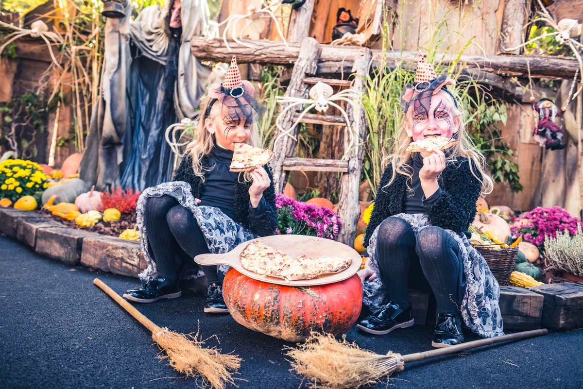 🧙‍♀️ LE VILLAGE DES SORCIÈRES 🧙‍♀️ 

Installez-vous dans ce restaurant éphémère pour déguster ses spécialités : flam’s, soupes, grillades au feu de bois et gaufres…

#Nigloween2019