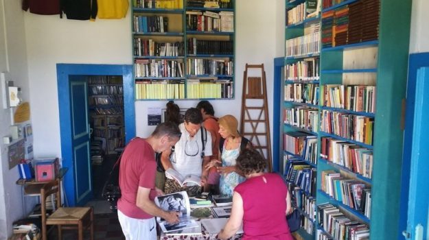 gazzettadelsud's tweet photo. #Stromboli, riapre la #Biblioteca in mezzo al mare: trovati i nuovi locali https://t.co/ZzHcD7tdsX https://t.co/qILLOBto3s