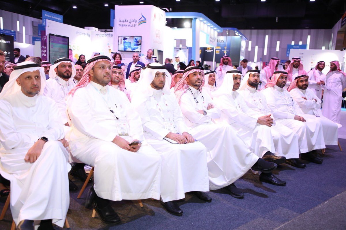 Alolayana's tweet image. #جايتكس ليس فقط لعرض المنتجات والخدمات، بل هو مكان للتعرف على الخبرات، ومعرفة التوجهات، والتواصل مع العديد من أصحاب المصلحة في مكان واحد. 

#GitexTechWeek2019