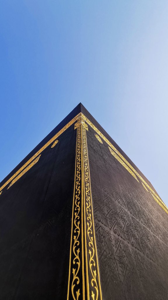 شوقٌ في القلبِ يُِناديني
يا "مكّةُ" ضُمّيني . . 

قد لوّع روحي وفؤادي
من شوقي وحنيني . .