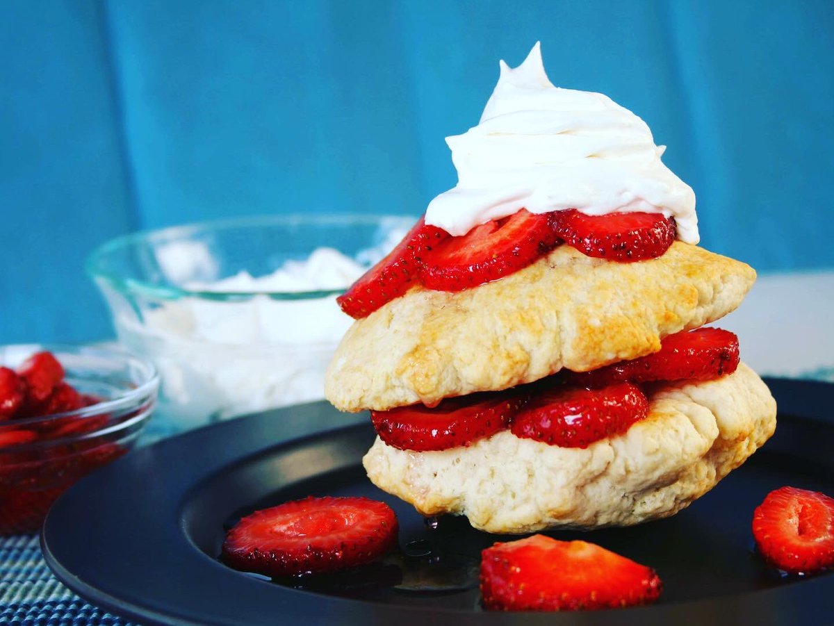 Emory_Dining's tweet photo. today is #NationalDessertDay🧁, and we're celebrating full force in Cox Hall starting at lunch today, throughout the entire day!

make sure to look at the yummy dessert display near the cashier stands today! 🍰

#emoryeats🧁🍰🍫🍪🥧 https://t.co/zZcMU2yXUJ