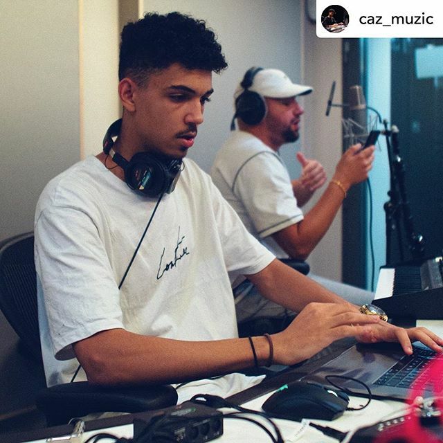 sessiondesk's tweet photo. Working with the Sessiondesk Trapez at Red Bull Studios, Berlin. 
Thanks to @caz_muzic for this great picture. - - - -
#sessiondesk #trapez #modularsystem #studio #recordingstudio #producer #berlin #germany #proaudio #redbull #redbullstudios #trap #rap #… https://t.co/IdYM2d7Pul https://t.co/sMvnrRLlgW