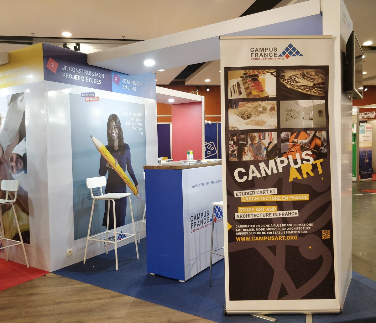 mariechamoreau's tweet photo. Stand CampusArt au Salon La Ruée vers l'Ouest, à Abidjan. De nombreux étudiants ivoiriens candidatent sur CampusArt chaque année, nous sommes ravis de les rencontrer pendant cet événement @CampusFrance @art_campus  #CampusArt https://t.co/wtXwj2oLKk