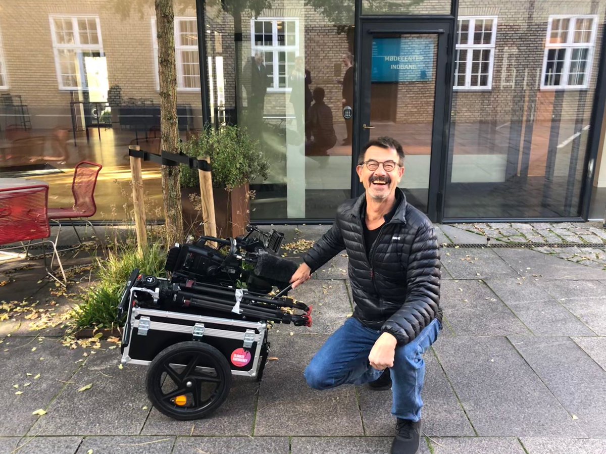 Respekt for <a href="/tv2nyhederne/">TV 2 NYHEDERNE</a>’s absolut CO2-neutrale reportagevogn på Slotsholmen. Ren muskelkraft - og det kan vi lide i det grønne <a href="/TRM_dk/">Transportministeriet</a> 💪🏼 #dkpol #dkgreen #dkmedier