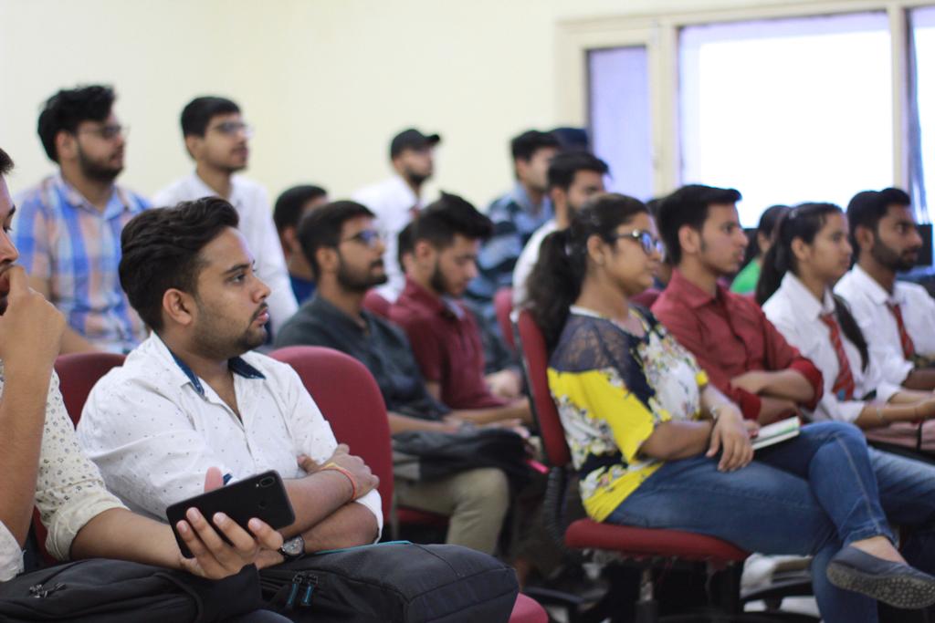 ravii_rana's tweet photo. Done and dusted with the workshop! Was an honour to facilitate for such young minds ! Looking forward to host another workshop #TeamDSC  #exploreML @dsccgc @GoogleDevsIN https://t.co/vi4lPbtrzv