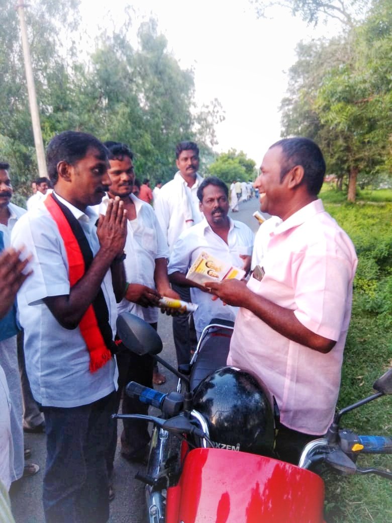 DmkParasu's tweet photo. #களத்தில்_கதாநாயகர்_மருத்துவர்..!

விக்கிரவாண்டி இடைத் தேர்தல் பணியில் கலசபாக்கம் தேர்தல் பொறுப்பாளர் ஆருயிர் அண்ணன் மருத்துவர் #எ_வ_வே_கம்பன் MD., அவர்கள் கழக முன்னோடிகளுடன் தீவிர தேர்தல் களத்தில் இன்று...!

@isai_ @evvelu @sabarathinam470 #DMK4TN #dmk70 https://t.co/ORTuvPiJ4b