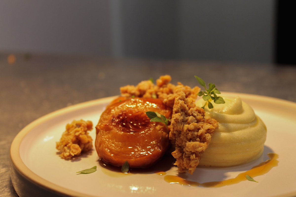 HearthDining's tweet photo. Roasted peach, whipped custard, honey &amp; ameretto crumble 🍯🍑👏 https://t.co/zvGRAvNPue