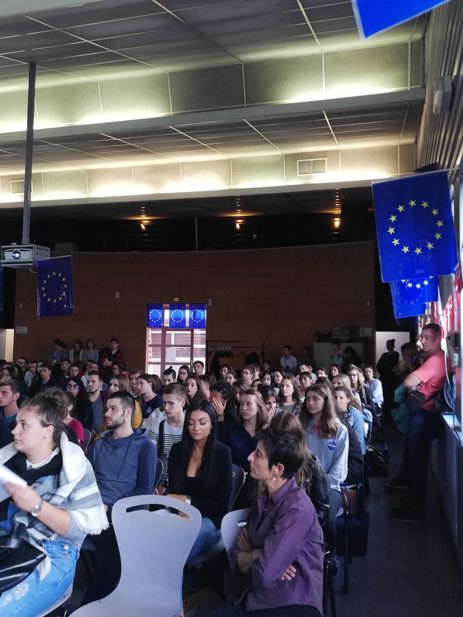 LyceeStLouis's tweet photo. Aujourd'hui c'est #Erasmusdays2019 au lycée Saint Louis. Ouverture de la journée par M. Debski (Proviseur) et la représentante de la DAREIC (Mme Doucet) https://t.co/cbYAi0ATuQ