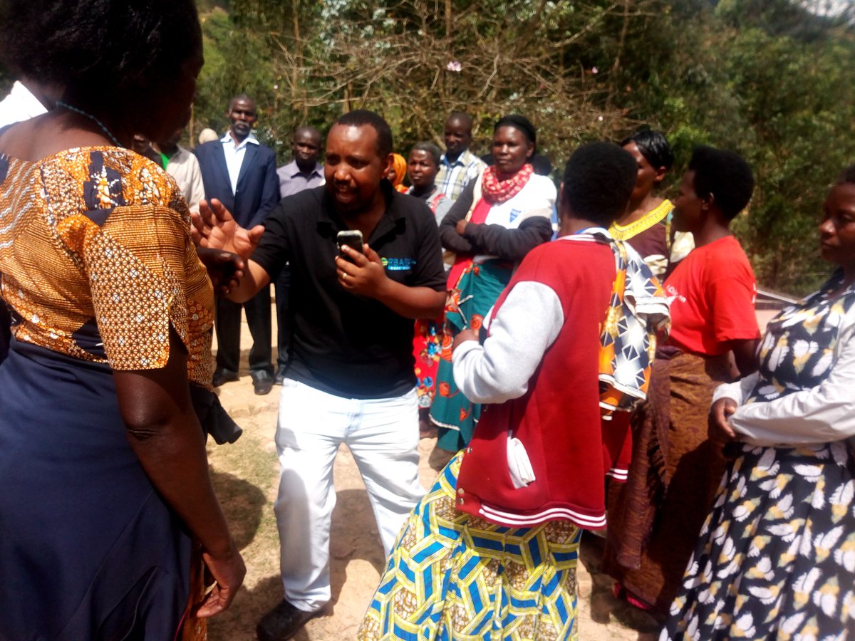 GashenyiS's tweet photo. Muri gahunda ya RBA hafi yawe uyu munsi Gashenyi  @GakenkeDistrict @RwandaNorth twasuwe @rbarwanda @Radiorwanda_RBA 
 yagiranye n'abaturage ibiganiro bitandukanye @iteteroiwacu Radio mubaturage,Urubyiruko rw'u Rwanda DUKATAZE MW'ITERAMBERE @LODARwanda Kazi ni Kazi @RwandaLocalGov https://t.co/XdDdfBJuBM