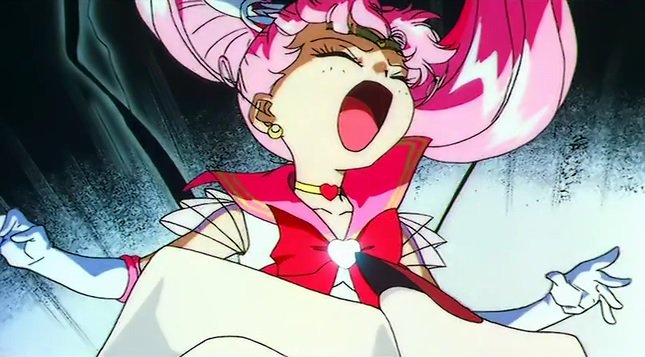 でとら クライシスメイクアップ後にスーパーセーラームーンが変身を解かれてしまうシーンはないものの ちびムーンが強制変身解除の憂き目を見る この時も真っ先に胸元のブローチが光を放ちながら機能停止してるので 変身を維持したまま弱体化する様子も