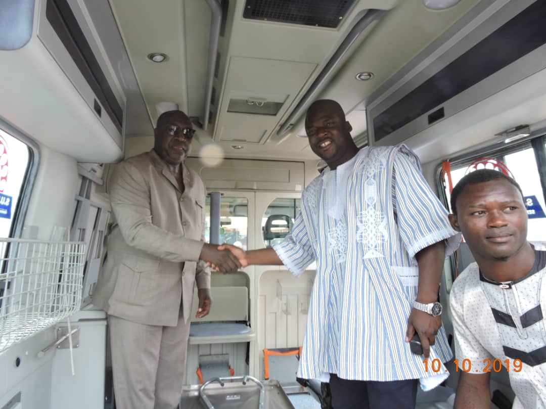 zephirindiabre1's tweet photo. Bonjour à tous ! Je viens d'offrir une ambulance aux populations de la commune de #Garango pour les soulager en matière d'évacuations sanitaires. #lwili #BurkinaFaso https://t.co/wHrYmxsVZN