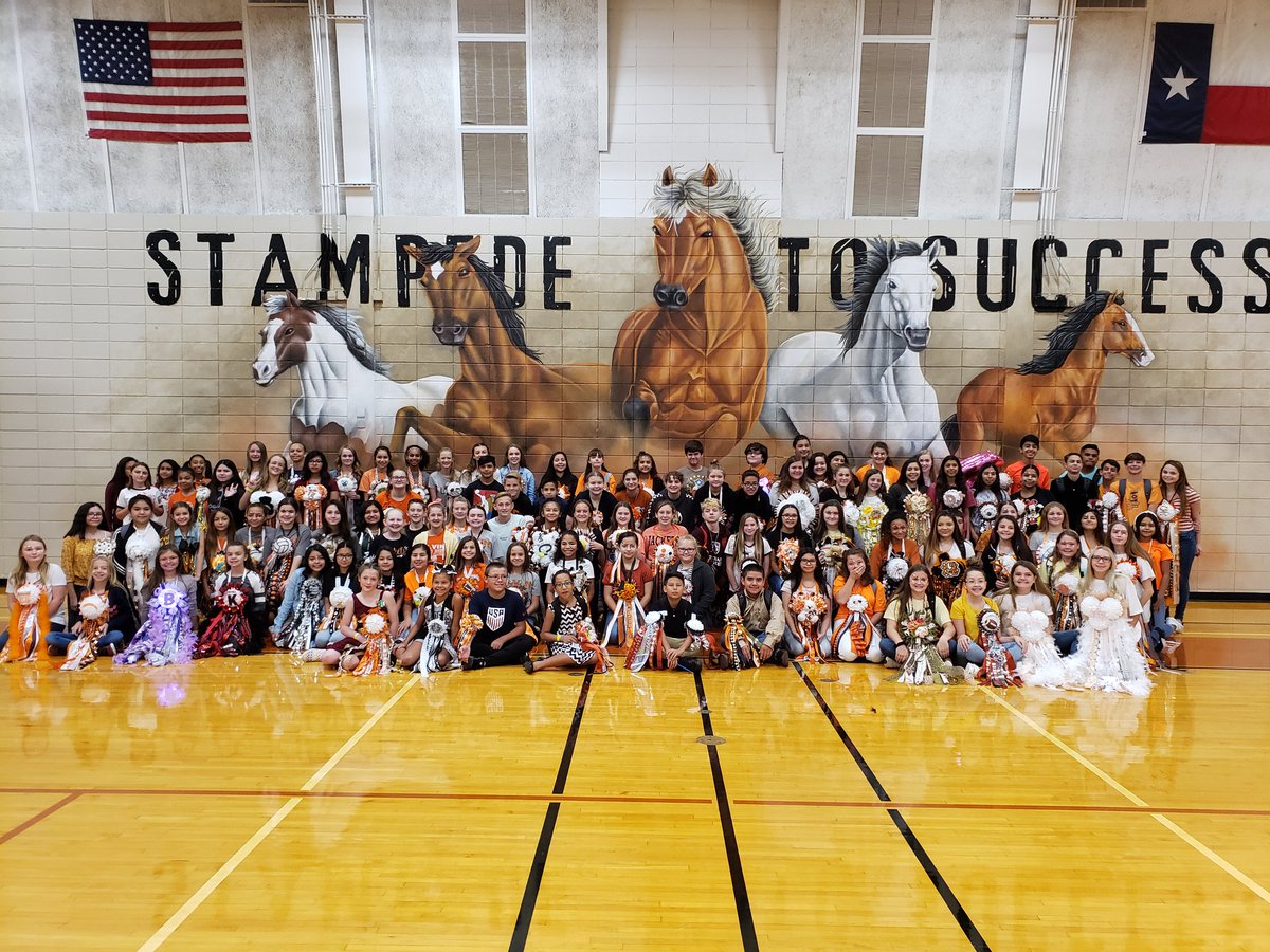 TheLeRoyCastro's tweet photo. Homecoming at Alvin Jr High. Go Mustangs! #itsallaboutthekids https://t.co/dWjnFr9VTf