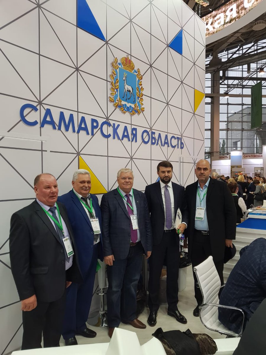 Замминистра Денис Герасенков, глава Приволжского района Евгений Богомолов и директор ООО "Новое Заволжье" Николай Савенков рассказали директору департамента мелиорации Минсельхоза России Дмитрию Сорокину о планах по развитию орошения на территории муниципалитета #золотаяосень2019