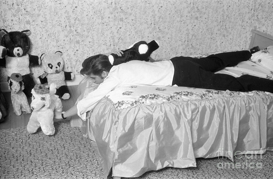 EverythingElvis's tweet photo. @VisitGraceland Elvis isn't short of any Teddy Bears after 'Loving You'! https://t.co/1Rv0SfqhPq