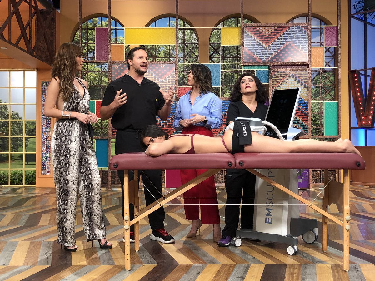 VengaLaAlegria's tweet photo. ¡El @dockrasovsky nos muestra un efectivo método para aumentar los glúteos sin cirugía! 🍑🍑 #VLA

Mira aquí la transmisión: https://t.co/gQ6ToAZJMg https://t.co/WpZhwHSiMm