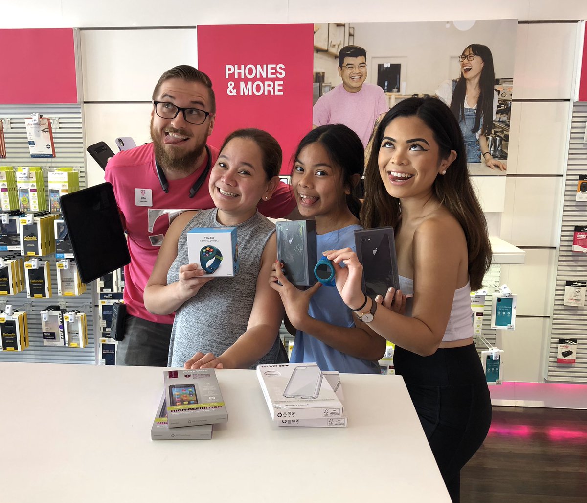 John out here providing the complete solution by connecting parents to what matters most!! Timex Family Watch, an amazing tool for families to keep their loved little ones connected! #2WayCalls #RealTimeLocationSharing #SOSalerts #VoiceMessaging ⌚️ @venecoinorlando @JohnLegere