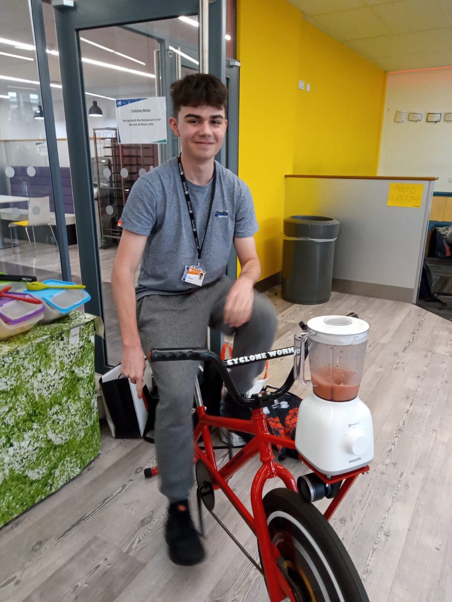 CycloneWorks's tweet image. Happy faces on our smoothie bikes! #cycloneworks #smoothie #bike #cycling #healthy #vegan #eco #bartonpeveril  #eastleigh @bartonpeveril
