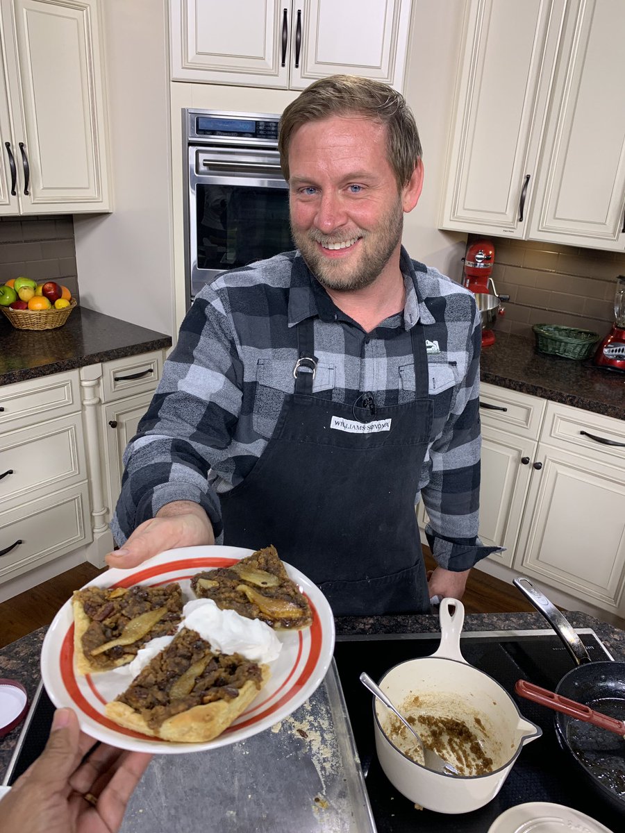 jocelynmaminta's tweet photo. Yes- having this plate of caramelized pear puff pastry. Not really but it’s tempting when it’s Chef Keith Urbowicz @backwardsgh serving it up on @WTNH GMCT at 9. Get recipe at website. #Foodie #food #FallFood #FallSweet https://t.co/jkbs1G8EBc