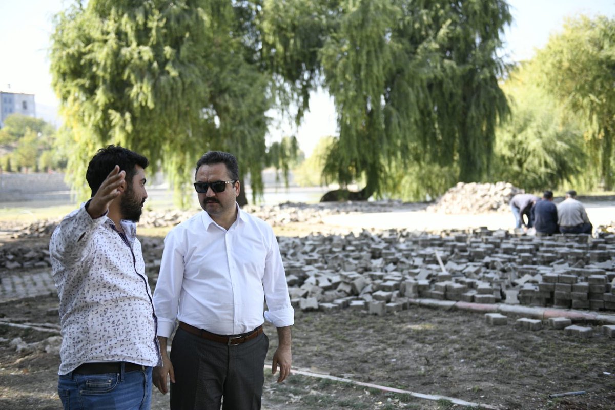 Bereketli ve güzel bir güne devam ediyoruz. Kaynarca bölgesi gölet çalışmalarını, Ceyhan Nehir yatağının temizlenme çalışmalarını ve Ulu Cami önü şehir meydanı çalışmalarını inceledik. Daha güzel bir #Elbistan için çalışmalarımıza devam ediyoruz.