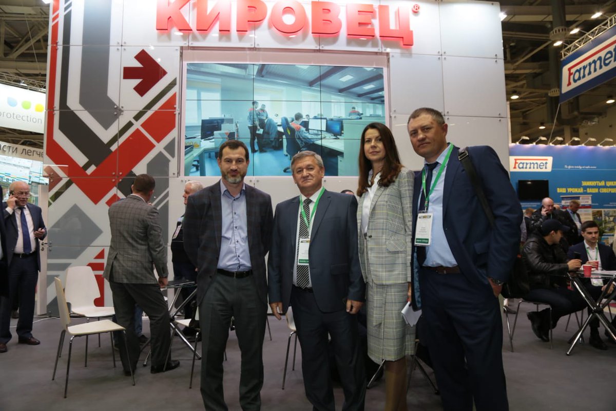 Министр сельского хозяйства и продовольствия Самарской области <a href="/abashinnv/">Николай Владимирович АБАШИН</a> посетил стенд АО «Петербургский тракторный завод», где обсудил дальнейшую техническую модернизацию АПК региона с производителями и дилерами сельхозтехники

#золотаяосень2019 #самарскийапк #самарскаяобласть