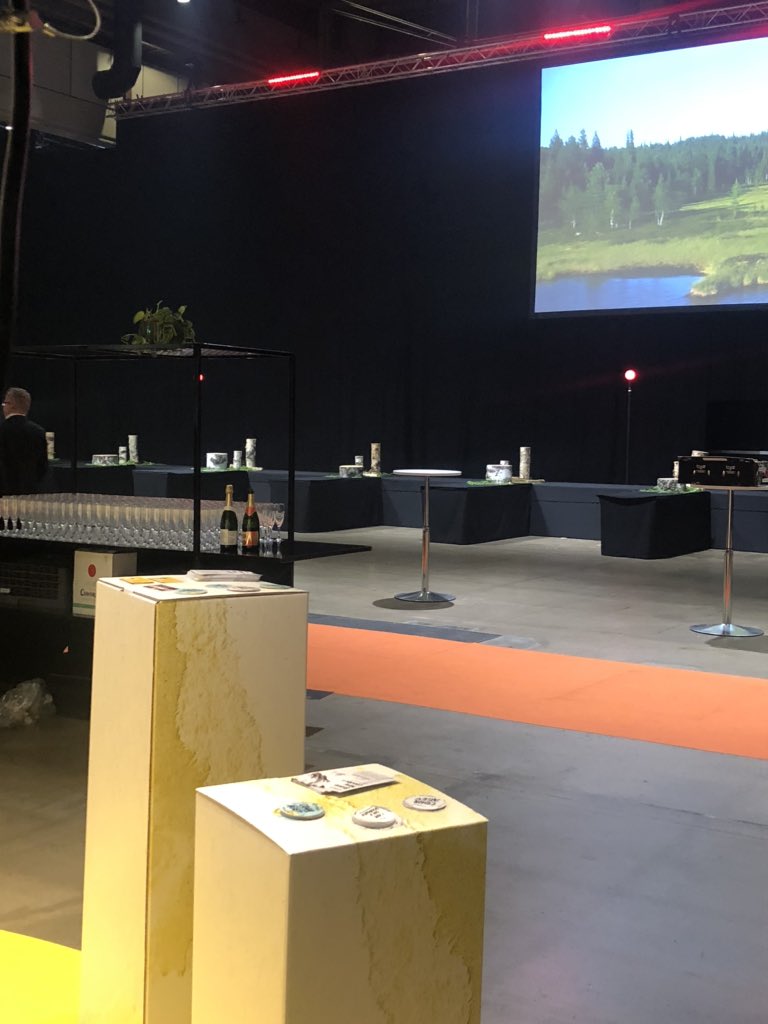 Huomattiin, että meidän ständin edessä on skumppatarjoilu heti #brenebrown in jälkeen 😍 Samalla on vielä upee mahdollisuus jutella rohken johtamisen valmennuksesta, jossa mukana mm. Brenen oppeja!#NBForum2019