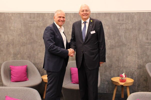 Gesundheitsakte: Apotheken-Dienstleister investiert Millionen in Startup Doctorbox gruenderszene.de/health/noventi…