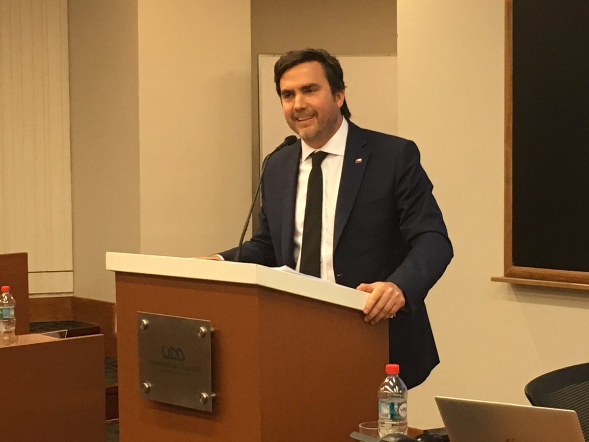 UDD_cl's tweet photo. #DerechoUDD | Francisco Moreno (@Moreno_Fco), subsecretario del @Min_Hacienda, presenta el proyecto de ley de modernización tributaria en seminario sobre Reforma Tributaria organizado por la Facultad de Derecho https://t.co/8EF6RQEaLE