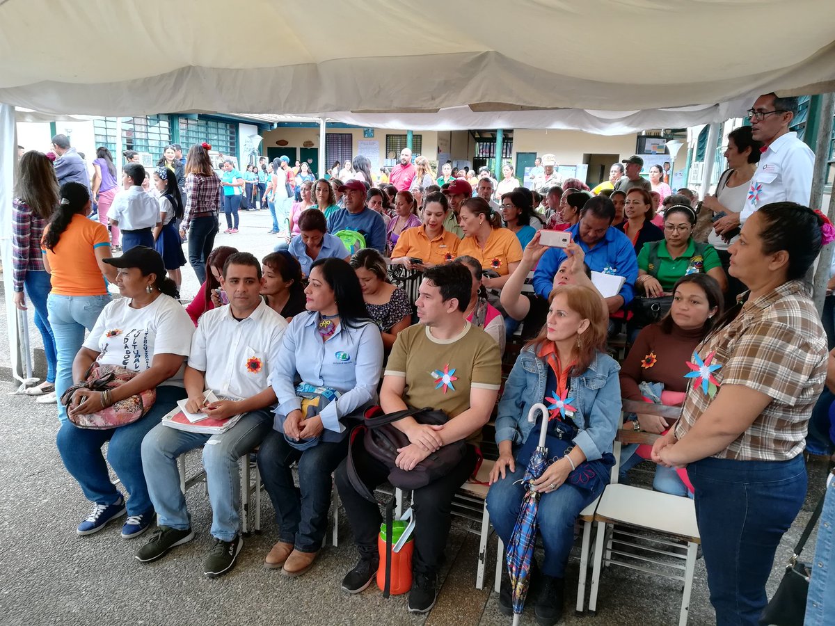 SuperAulaOri's tweet photo. Hoy #10Oct se dió la bienvenida en la @epbterrazast en Barinitas Edo Barinas a la delegación de la UNEM Samuel Robinson de los Estados Mérida Táchira Trujillo y Barinas a la Expedicion Pedagógica. @psuvaristobulo  @MPPEducacionVE @eduticbarinas   @VTVcanal8  @zebarinas05 https://t.co/qwm9WSNTEB