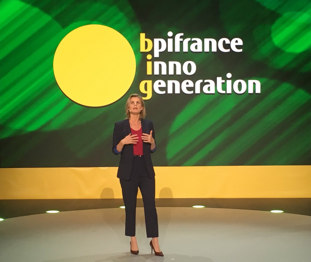 atpommel's tweet photo. #Tous ensembles plus forts ? Oui on y croit, « car le collectif permet le meilleur : la force de l’agir ensemble sans étouffer ce qui nous rend différent » #MargueriteBerard sur la scène du #Bang à @Bpifrance #InnoGeneration @BNPParibas https://t.co/HQVokfi6Dk