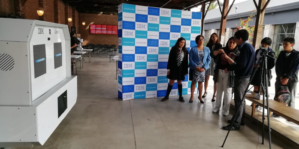 globalEsQoK's tweet photo. Ya estamos recibiendo delegaciones para dar a conocer el poder de la #InteligenciaArtificial con #tjbotvive
Una colaboración de @IBMdeChile @fpaisdigital y @globalEsQoK https://t.co/nBinQCwnRE