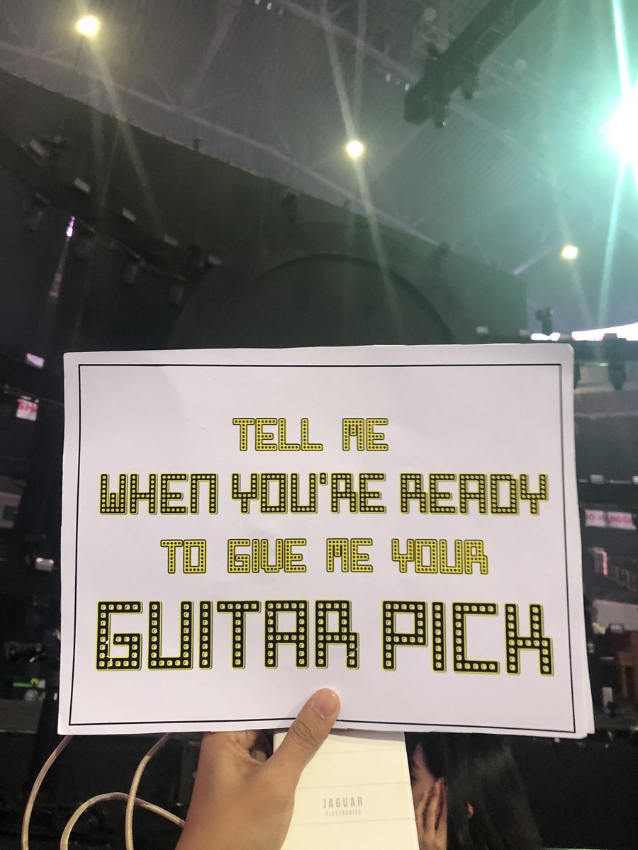nlovers's tweet image. AHHHHH SHAWN TRIED TO GIVE ME HIS GUITAR PICK THREE TIMES!!!! I SUCK I DIDNT GET ALL THREE @ShawnMendes AT LEAST I KNOW YOU SAW MY SIGN??, THANK YOU I LOVE YOU #ShawnMendesTheTourPH #ShawnMendesMNL