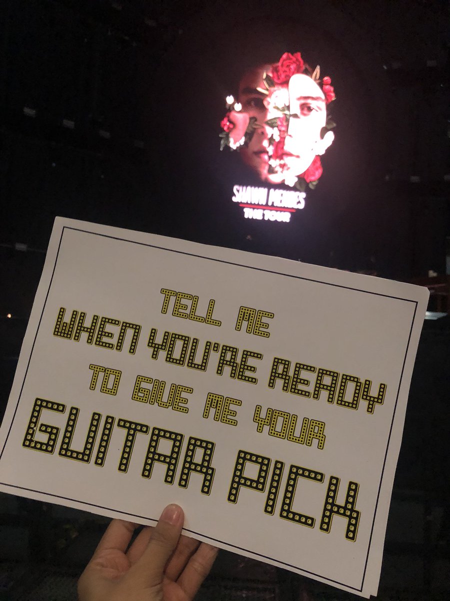 nlovers's tweet image. AHHHHH SHAWN TRIED TO GIVE ME HIS GUITAR PICK THREE TIMES!!!! I SUCK I DIDNT GET ALL THREE @ShawnMendes AT LEAST I KNOW YOU SAW MY SIGN??, THANK YOU I LOVE YOU #ShawnMendesTheTourPH #ShawnMendesMNL