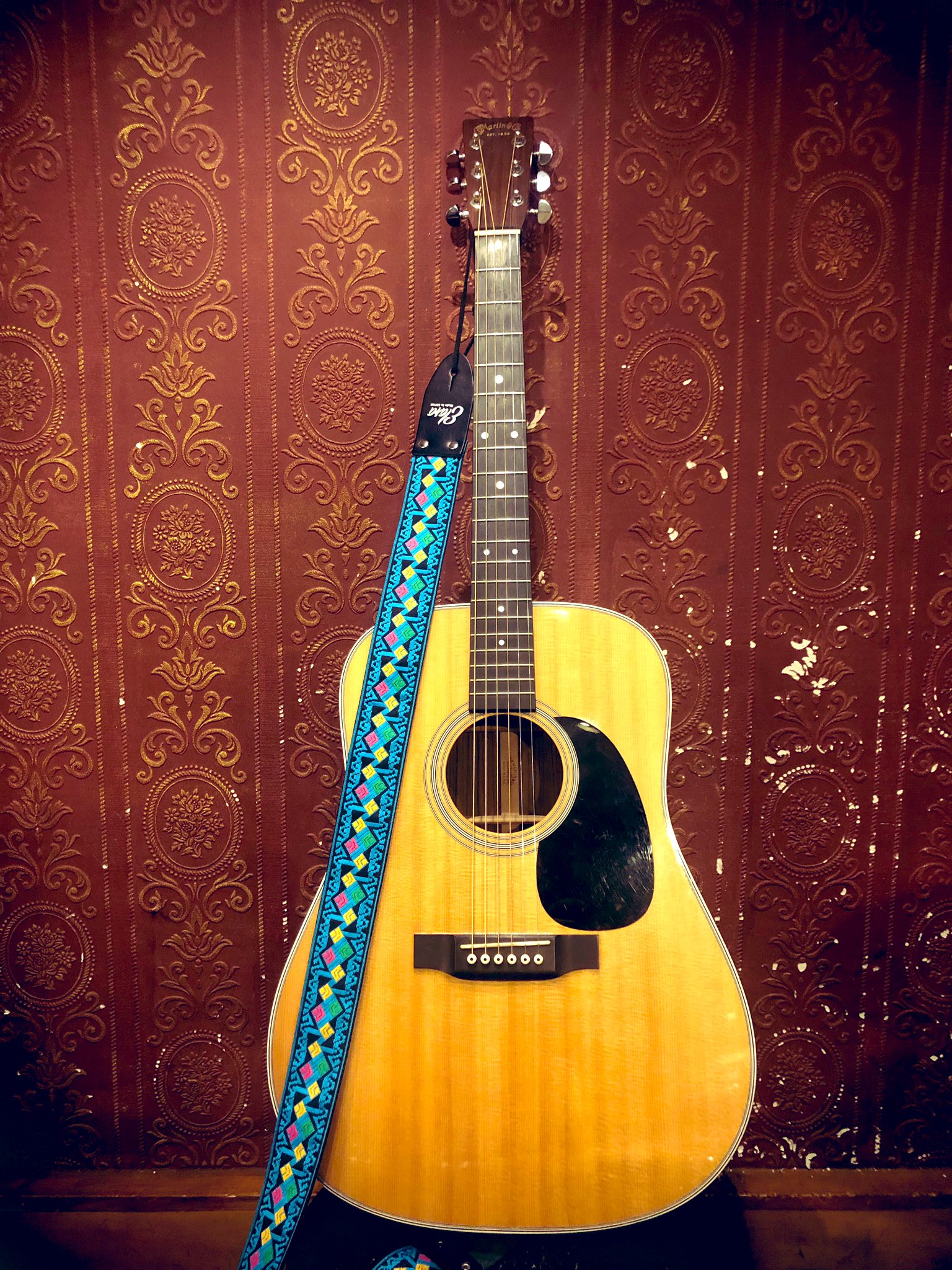Here 尾形回帰 アコースティックギターのストラップを新調しました Elarastraps のハンドメイドストラップ です とてもしっかりした作りで頑丈 そして何よりも見た目がカッコイイ マーチンとの相性抜群だね 次回の弾き叫び楽しみにしてて下さい