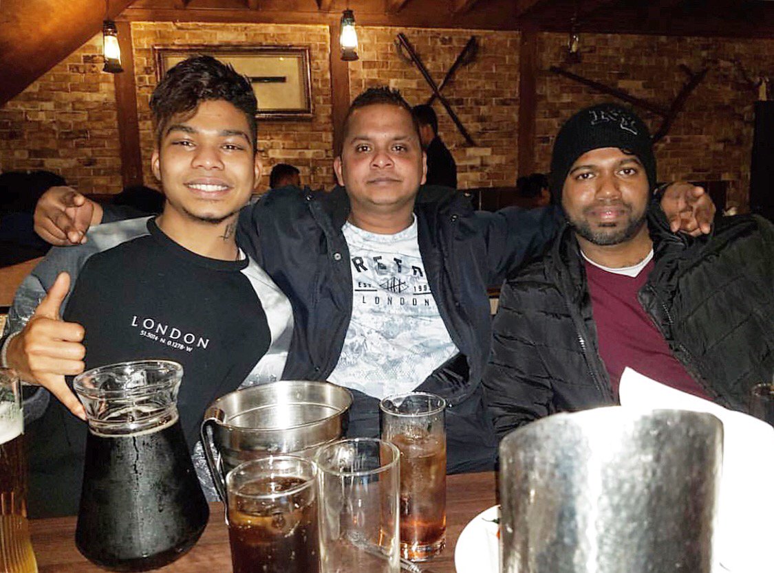 Family dinners at Flavors of India 🍴 For all table reservations call us on:
📞 Paddington: 020 7402 1100
📞 Hounslow: 020 8577 7399