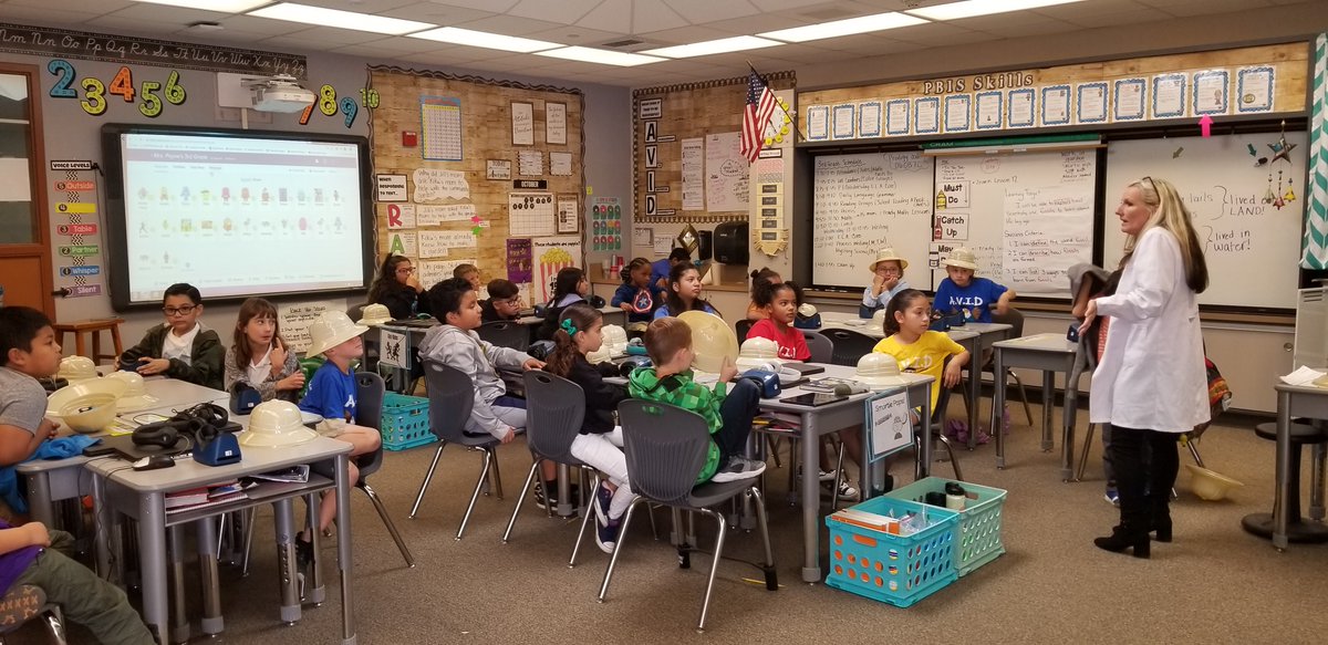 THills_ES's tweet image. More AR and VR fun with Mrs. Payne&apos;s class! Our 3rd graders have had a blast this week learning more about dinosaurs and their fossils. Thank you, Mrs. Scott, for the engaging lesson!