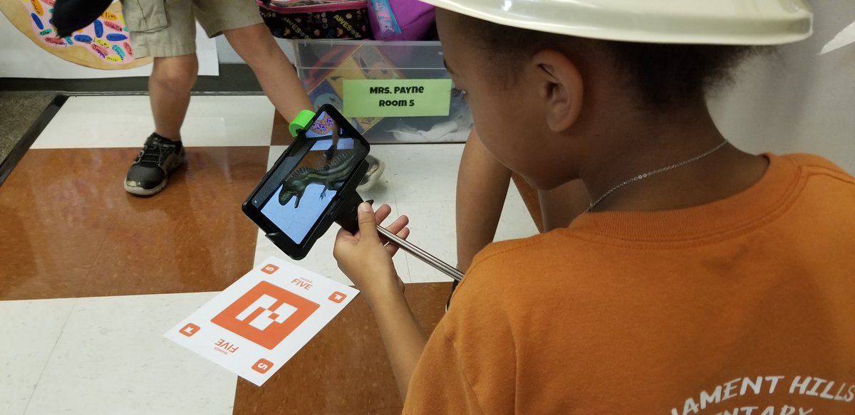 THills_ES's tweet image. More AR and VR fun with Mrs. Payne&apos;s class! Our 3rd graders have had a blast this week learning more about dinosaurs and their fossils. Thank you, Mrs. Scott, for the engaging lesson!