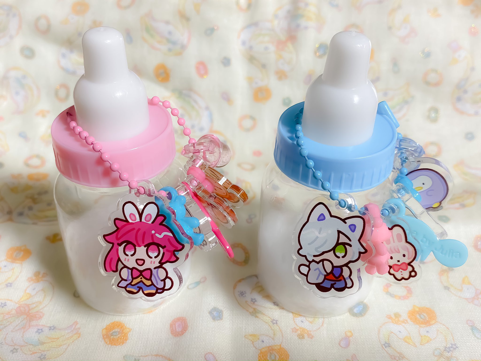 まっさん スパコミ頒布予定だったグッズ ひそほまお世話アクリルチャームセット ねこ密とうさ誉のミニアクリルチャームセット なんとなく赤ちゃんっぽいプラスチックチャームがセットになっているのでバラバラにするとお世話ごっこができます