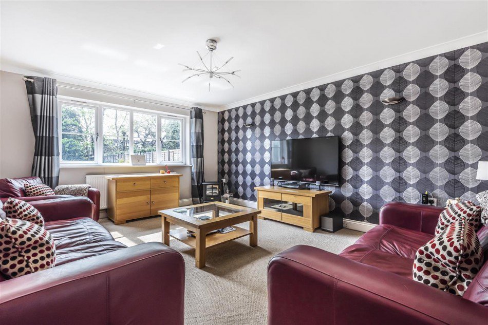 FrankSchippers's tweet image. For Sale: Albert Road, Crowthorne | £960,000

Well presented #fivebedroom #detachedhouse situated in a 'no through' road, yet in the heart of Crowthorne village with all its amenities within walking distance. 

Find out more &amp;gt;&amp;gt; frankschippers.co.uk/property-detai…

#AlbertRoad #Crowthorne