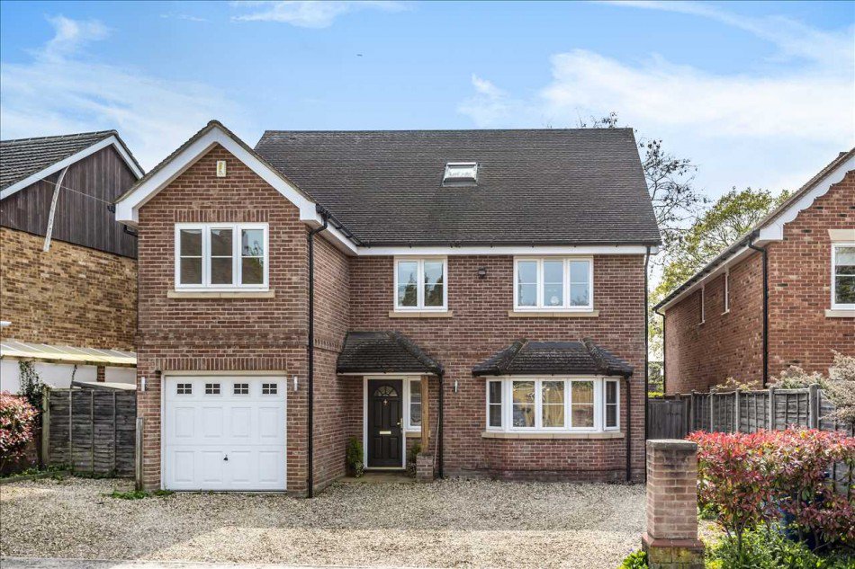 FrankSchippers's tweet image. For Sale: Albert Road, Crowthorne | £960,000

Well presented #fivebedroom #detachedhouse situated in a 'no through' road, yet in the heart of Crowthorne village with all its amenities within walking distance. 

Find out more &amp;gt;&amp;gt; frankschippers.co.uk/property-detai…

#AlbertRoad #Crowthorne