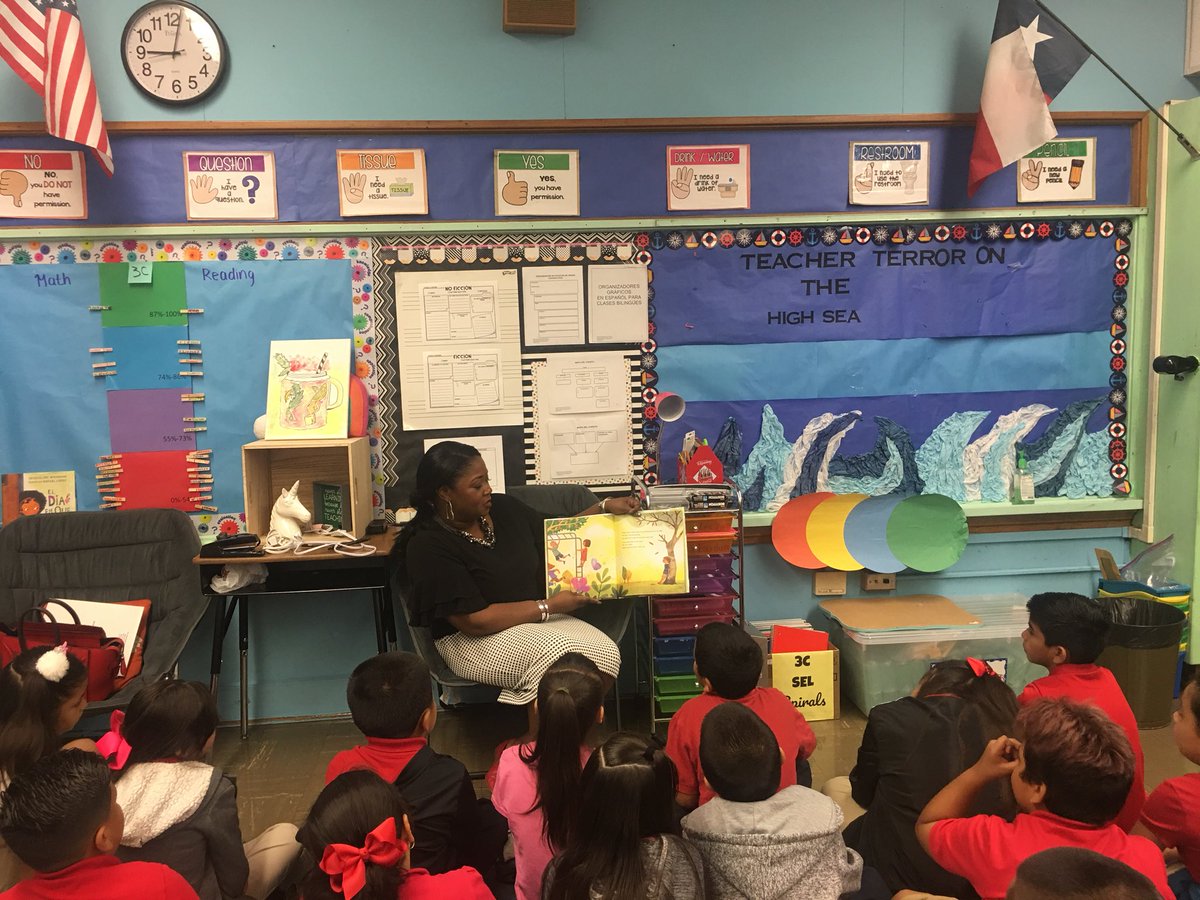 dallasschools's tweet photo. Kiyundra Gulley, president of @oakcliffchamber, is enthralling students as Principal for a Day at L.K. Hall Elementary! #pfad19 @DRC https://t.co/bntENXItfD