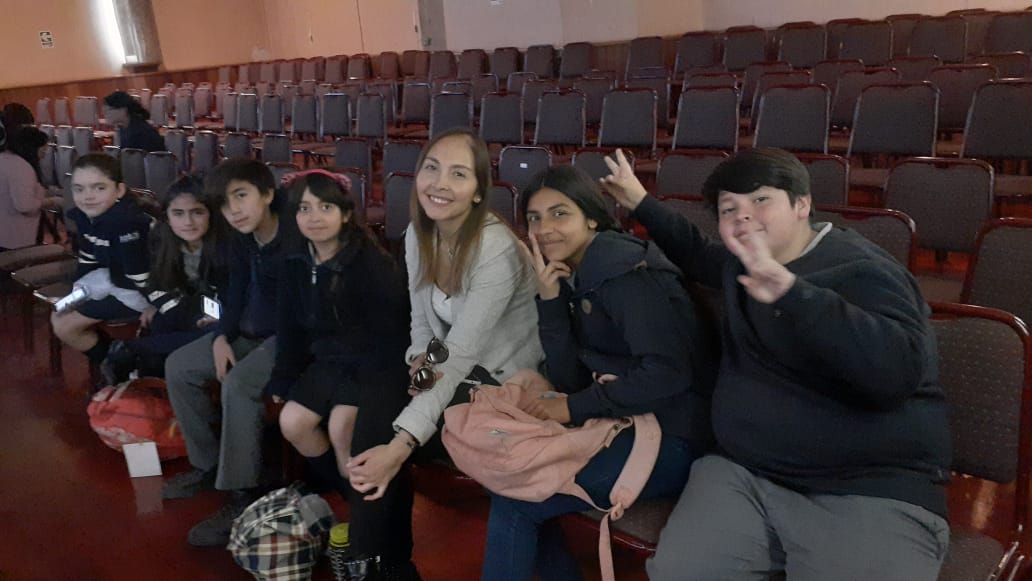 DAEMLosAndes's tweet photo. EN ESTOS MOMENTOS

Escuela Río Blanco y John Kennedy representan a Los Andes en el concurso de deletreo "spelling bee competition" en San Felipe, potenciando así el aprendizaje del inglés en los estudiantes ¡Éxito, niños!

#DAEMLosAndes
#EducaciónLosAndes https://t.co/4CEc8HwrND