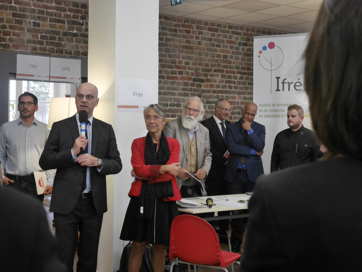 lab110bis's tweet photo. Test d'un nouveau format collaboratif auprès des recteurs : le #greendating 🌱 Rencontre avec une 15e d'asso œuvrant pour le respect de l'#environnement pour encourager de futurs projets dans les écoles ! - en présence de @jmblanquer et @Elisabeth_Borne https://t.co/hIQ1AvPWaG