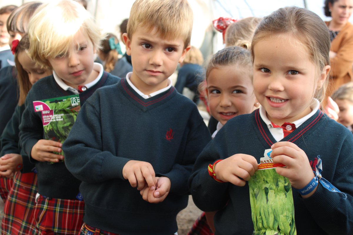 MontespinoEdu's tweet photo. Hoy inauguramos el huerto ecológico con los alumnos de Infantil 🍅🥬 #HealthyProject #huerto #huerta #HuertoEnElCole #huertaorganica #huertourbano #ecologico #huertoecologico #Coruña #Colegios #MontespiñoMola https://t.co/p0oQmGTHPf