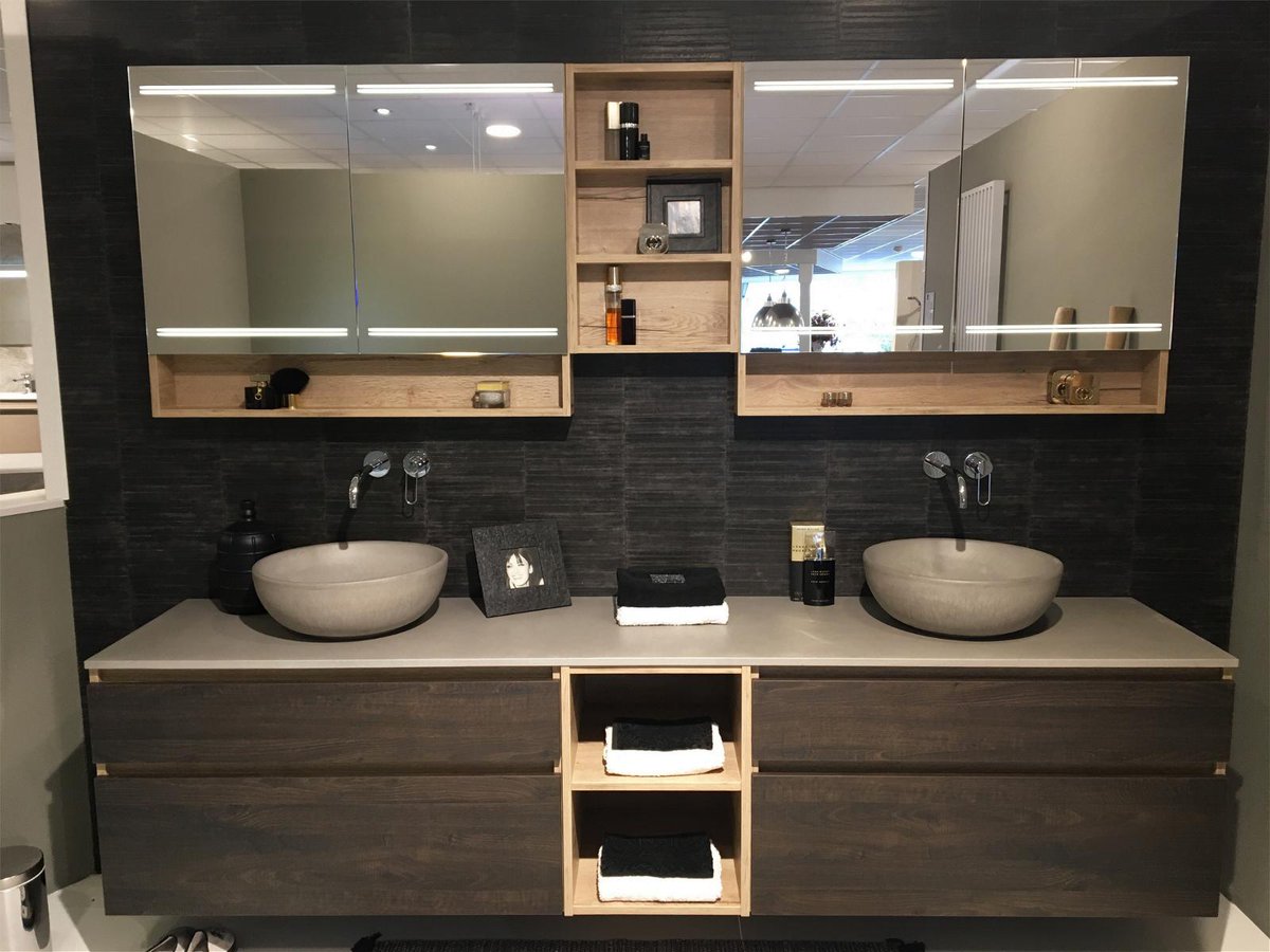 Beton geeft een strakke look and feel aan je badkamer, inclusief een warme touch. Vind je deze combinatie van Primabad met de betonnen kommen van Beton ook niet superstoer? Nu te zien in onze showroom! #stoer #design #betonlook #simondehaas #sanitair #interieurstyling #wastafel