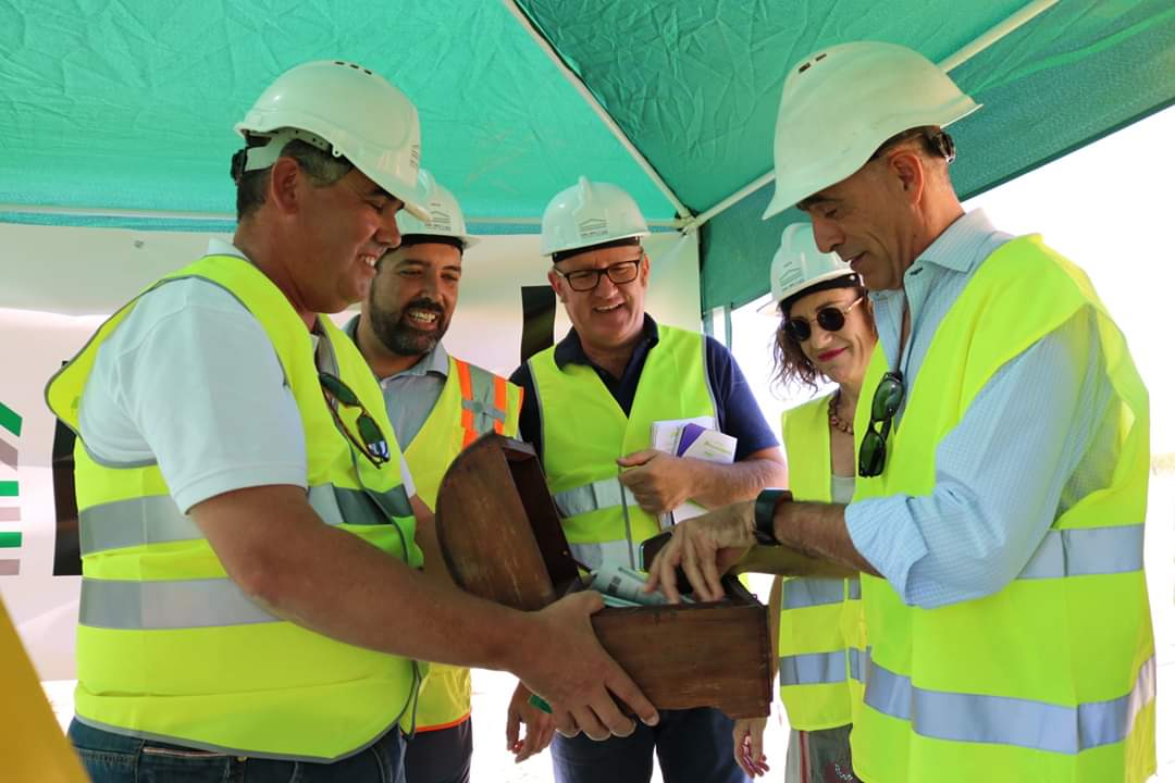 Galería de imágenes del acto de colocación de la primera piedra la futura almazara ecológica bioclimática y planta de compostaje, que ha tenido lugar en la mañana de hoy jueves en la finca <a href="/CortijoelPuerto/">Cortijo el Puerto</a> @sarial_obras
<a href="/antonioenamorao/">Antonio Enamorado</a> #LdResAgricultura
m.facebook.com/story.php?stor…
