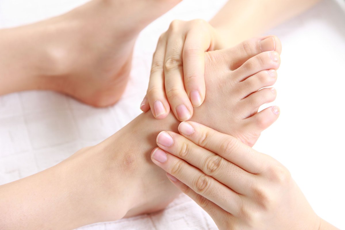 FHT_Org's tweet image. On #WorldMentalHealthDay we provide a summary of some recent research that suggests #reflexology foot #massage can help to relieve hospital anxiety and depression in female older adults suffering from acute coronary syndrome. ow.ly/U2b730pHgng
