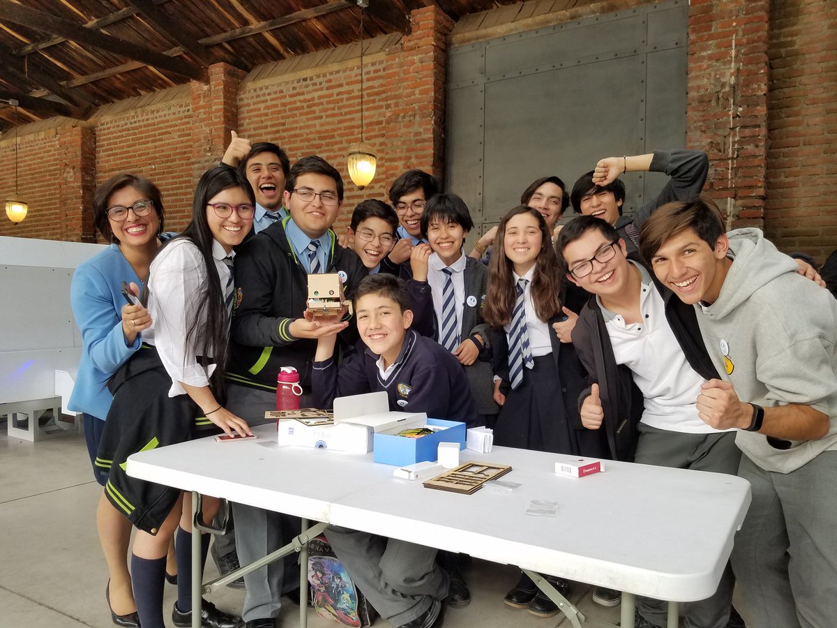 PTIChile_'s tweet photo. En equipo se armó en primer #TJBot < estudiantes del colegio San Mateo yde Pudahuel y Palmarés de Quilicura> #TJBotVive https://t.co/aYJa2fT3Fo