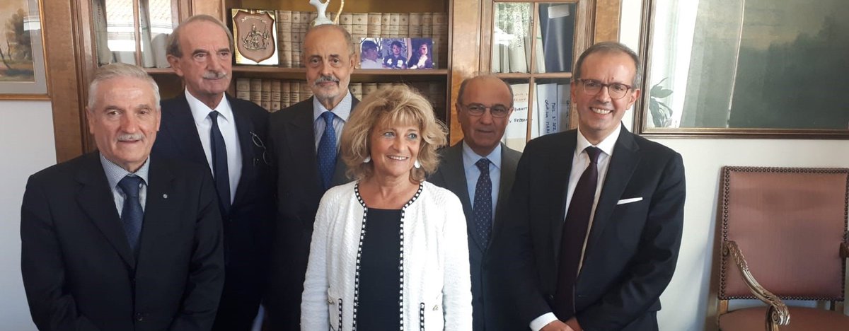 VP #Assolombarda <a href="/antoniocalabro/">Antonio Calabrò</a> ha firmato oggi protocollo con Tribunale #Monza che prevede 11 borse di studio per laureati in Giurisprudenza. 
Progetto dedicato alle imprese per rafforzare efficienza ed efficacia della #Giustizia.

Leggi il comunicato->bit.ly/2oyHmWa
